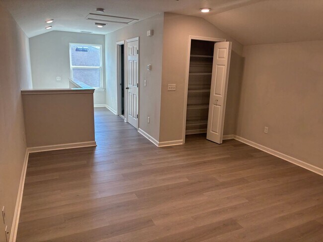 Building Photo - 4 Bedroom 3 Full Bath House in Convenient Location