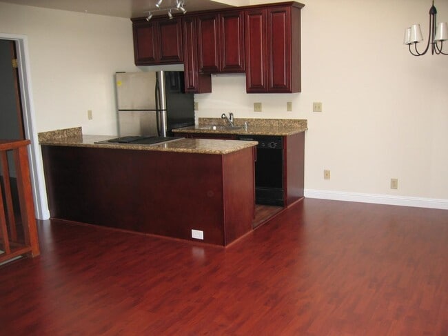 Building Photo - 525 Jackson St