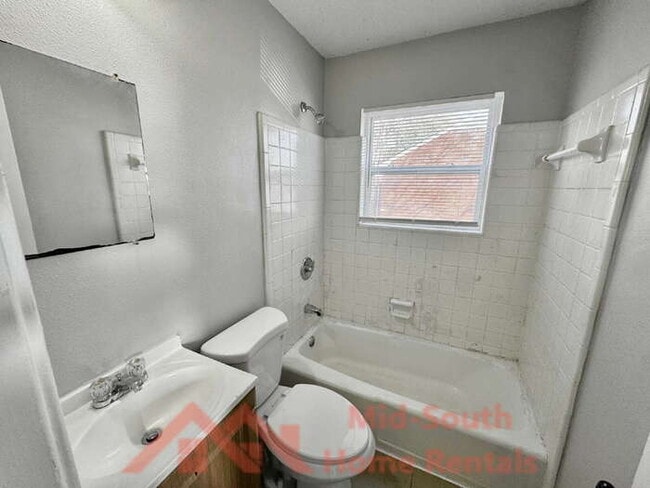 Building Photo - 1742 E Holmes Rd