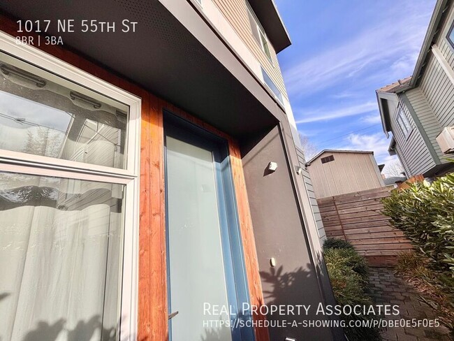 Building Photo - 1017 NE 55th St