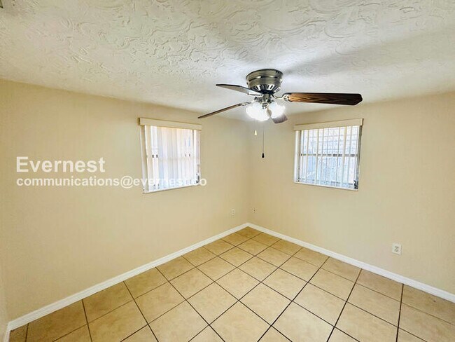 Building Photo - 2127 Erin Dr