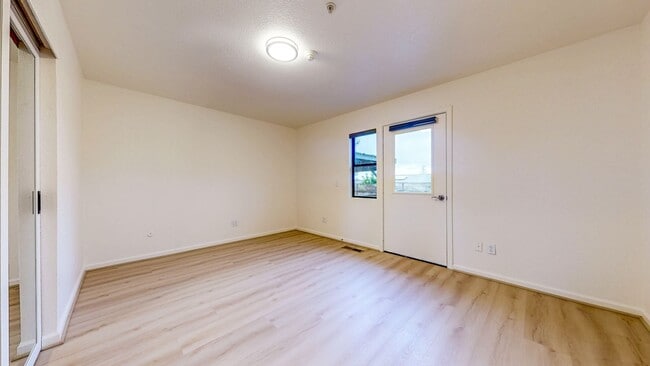 Building Photo - Bright and Beautiful 4 bedroom 2.5 Bath with large enclosed back yard and close proximity to Mari...