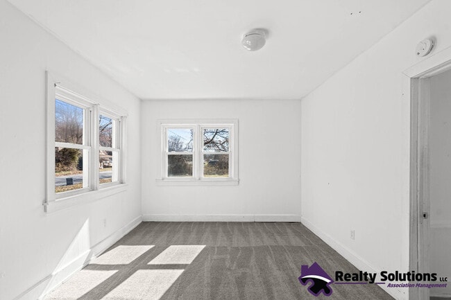 Building Photo - 118 E Del-A-Vue Ave