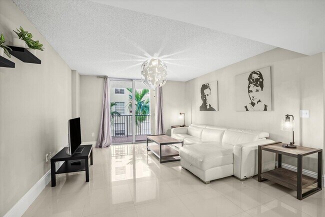 Building Photo - 520 SE 5 Ave