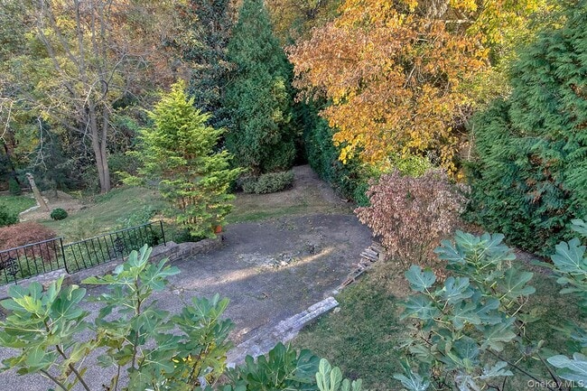 Building Photo - 222 Park Ave E