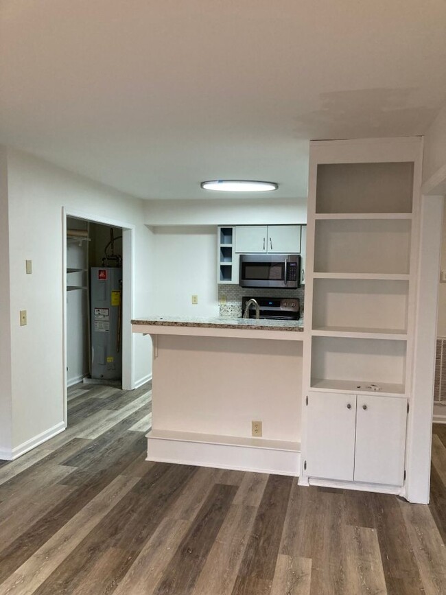 Building Photo - Newly renovated condo in Donelson