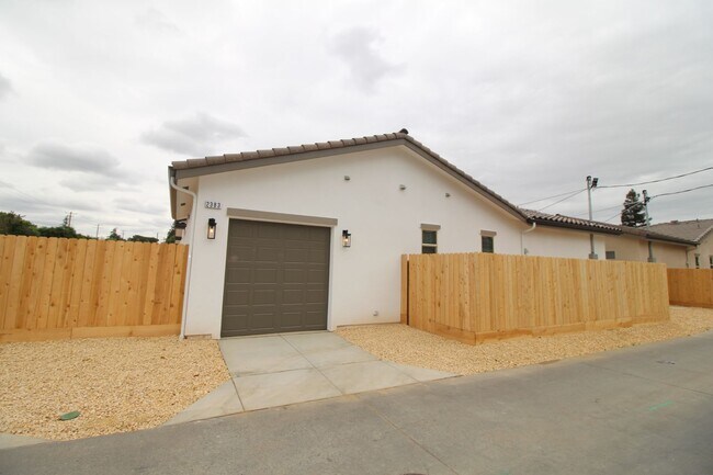 Building Photo - BRAND NEW 2BED/2BATH with SOLAR - Clinton/Arthur