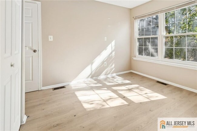 Building Photo - 10 Brookline Ct