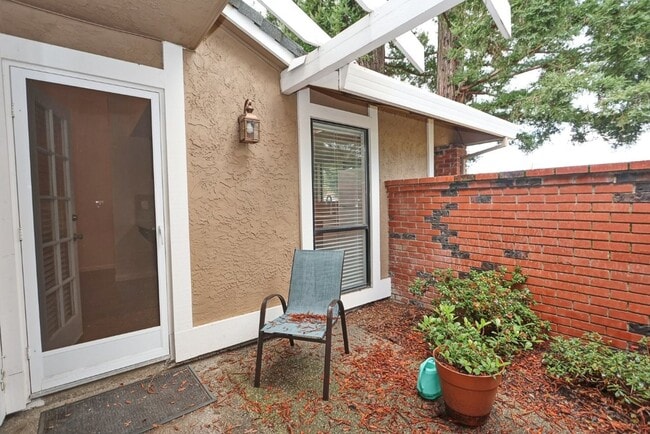 Building Photo - Beautiful corner halfplex available now for rent!