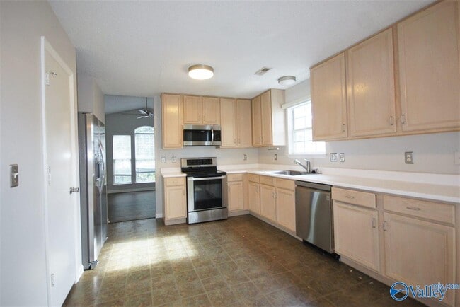 Building Photo - 252 Mountain Creek Dr