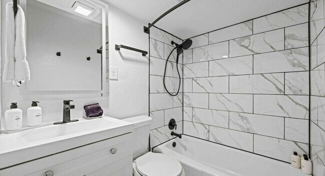 Building Photo - 556 Coral Ct