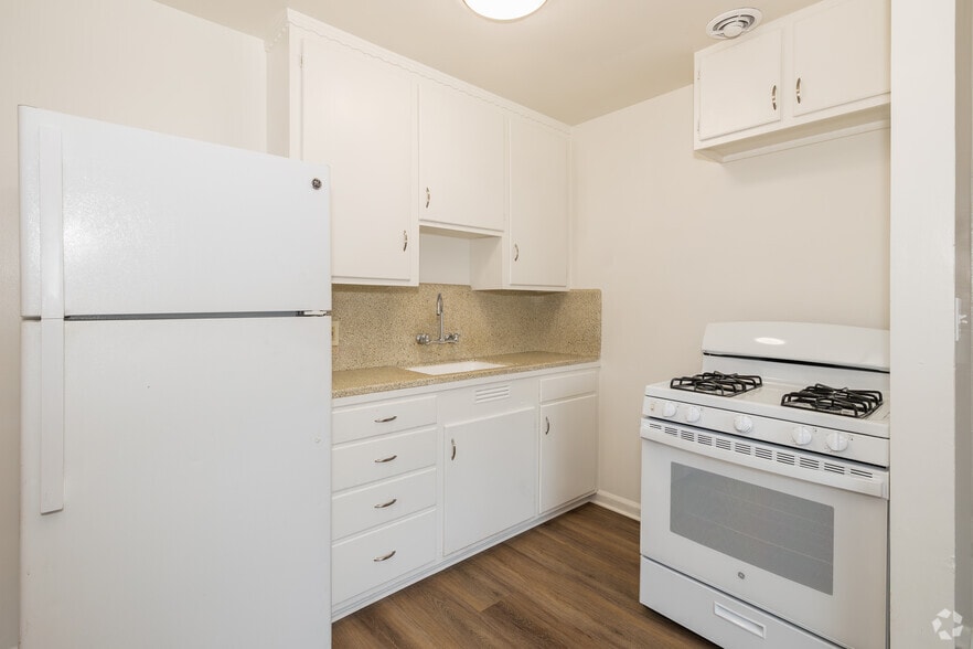 1BR, 1BA - 550SF - Kitchen - Mayberry at Town & Country