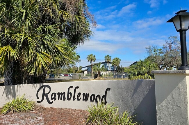 Building Photo - 2 BR/ 2.5 BA Townhome in Gated Community w...