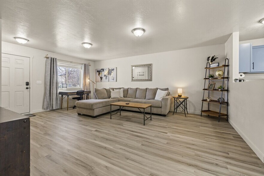 Building Photo - 11163 Silver River Loop