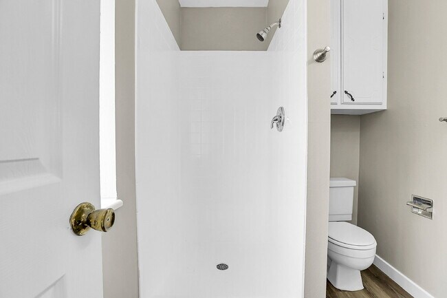 Building Photo - $2,600.00, 3-bed, 2.5-bath, located in Lak...