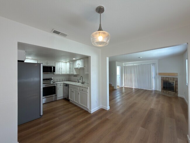 Building Photo - Prime Santa Clara Location | Bright 3BR/2.5BA End-Unit | 2 Primary Suites | Central Heat & AC