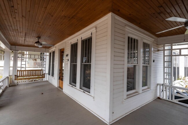 Building Photo - Gorgeous 3 Bed 2 Bath In Quiet Neighborhood