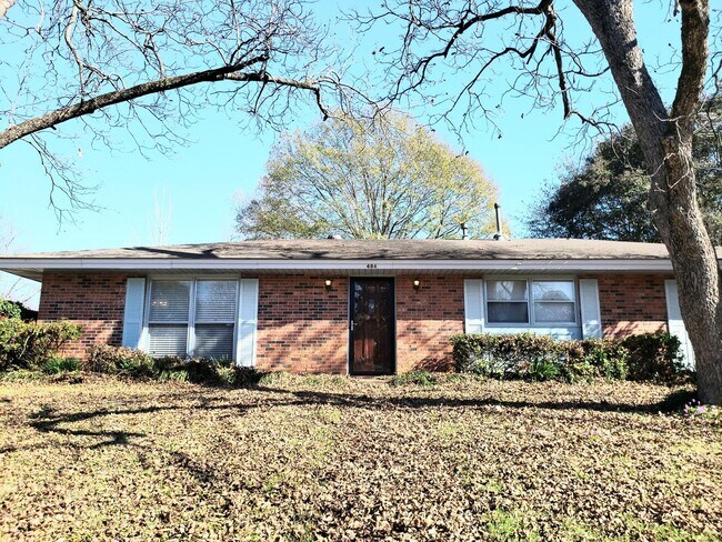 Building Photo - Spacious Corner Property!