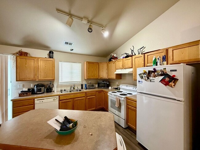 Building Photo - 310 S Rachel Ave