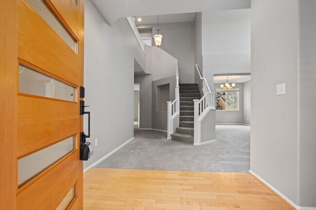 Building Photo - Gorgeous Modern Air Conditioned Home in Ga...