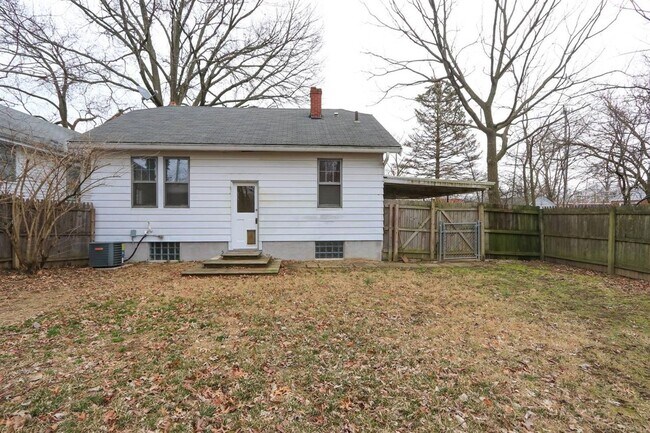 Building Photo - Sycamore Twp - Charming 2 bed 1 bath bungalow