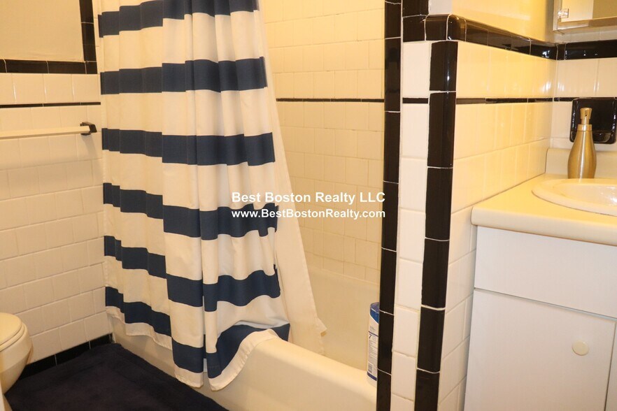 Building Photo - 8 Forest St