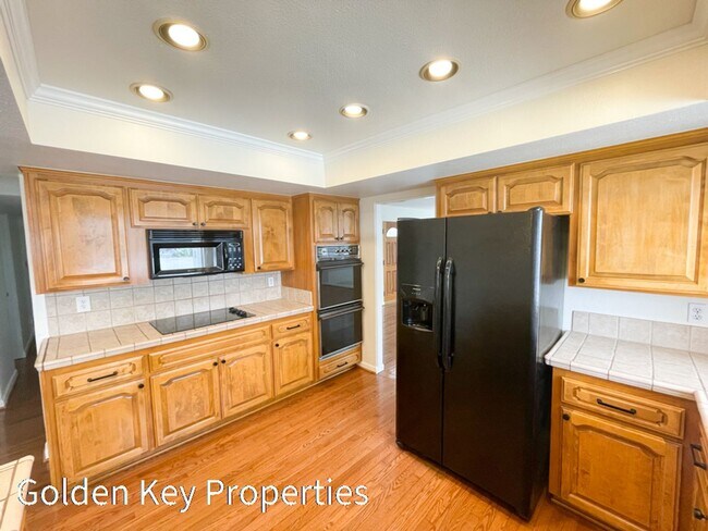 Building Photo - Beautiful ocean-view home located in the h...
