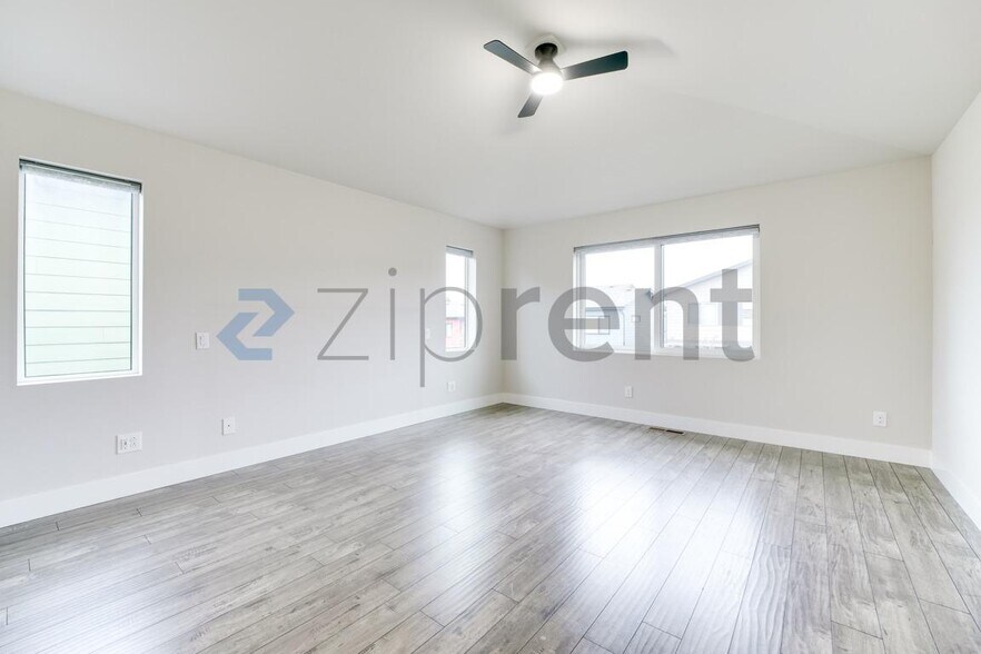 Building Photo - Unit