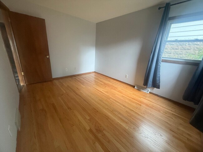 Building Photo - 307 S 76th St