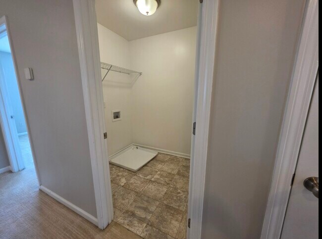 Building Photo - 701 Breys Cut