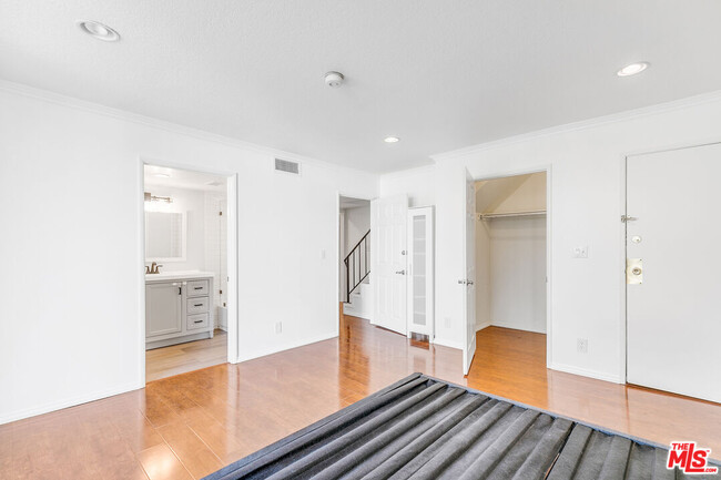 Building Photo - 815 N Las Palmas Ave