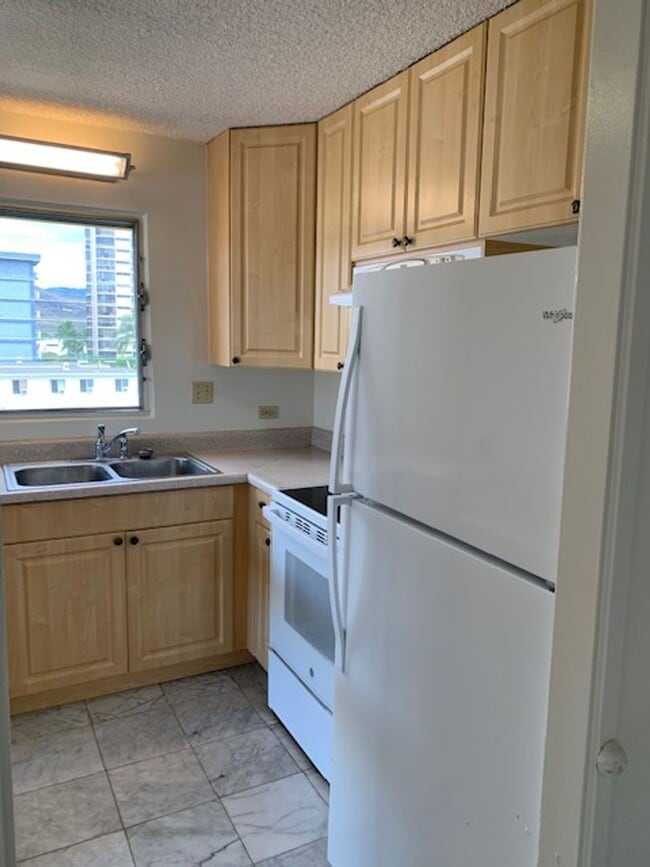 Building Photo - Lilikoi Building (Salt Lake) 1 bedroom, 1 ...