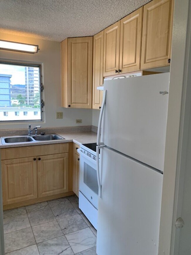 Building Photo - Lilikoi Building (Salt Lake) 1 bedroom, 1 bath Condo with 1 parking - Avail now!