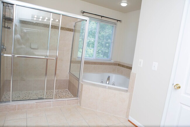 Building Photo - 2829 Forest Run Dr