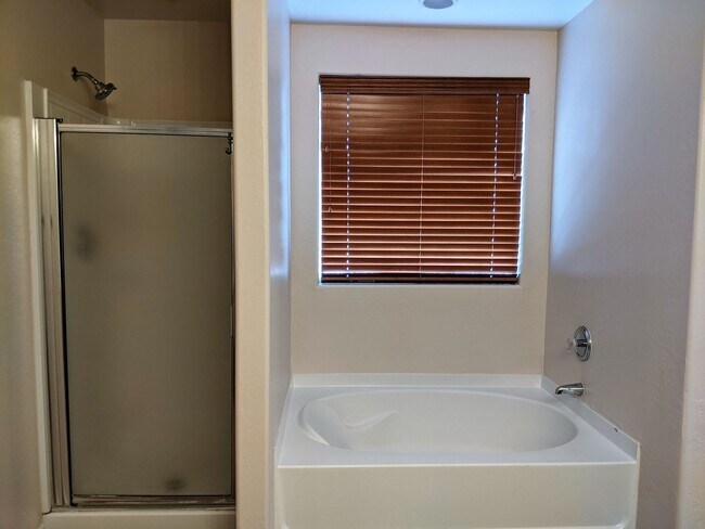 Building Photo - 4 Bedroom Home Near W Southern Ave and S 7...