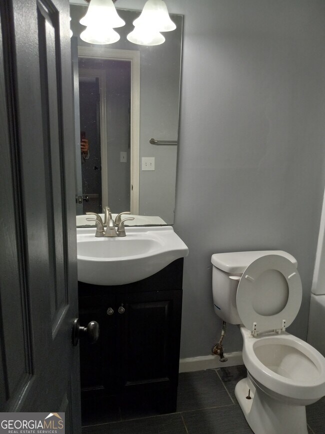 Building Photo - 2036 Charter Manor