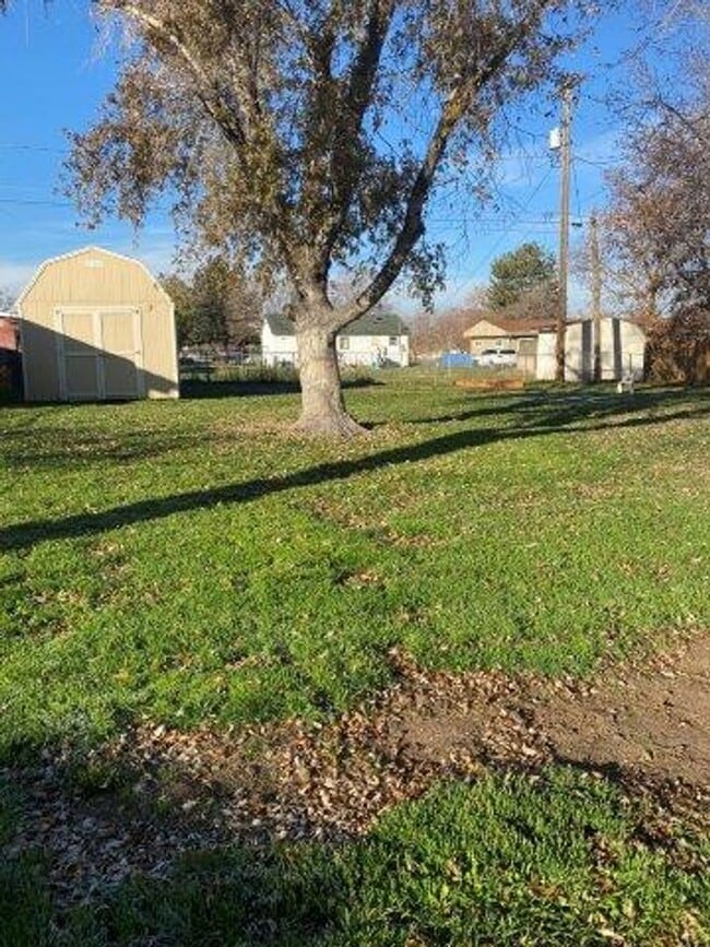 Building Photo - 4 Weeks Free Living! Cozy 3 Bed Home with ...