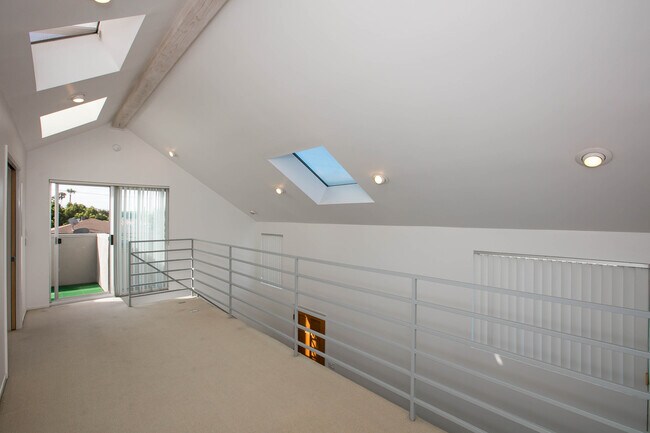 Mezzanine leads onto balcony - 3016 Ruskin St