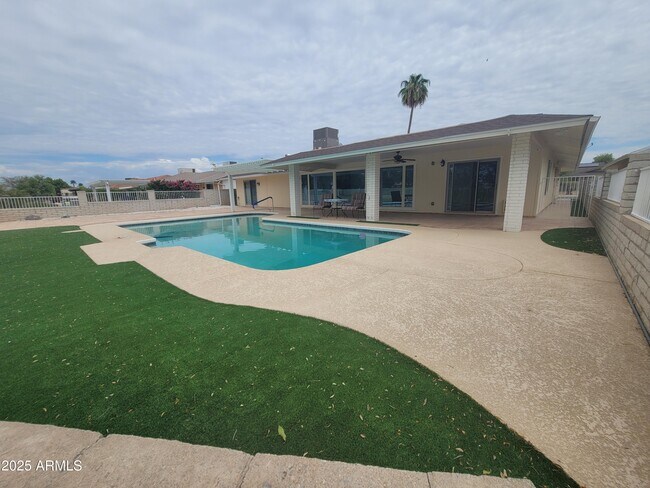 Building Photo - 17230 N Country Club Dr