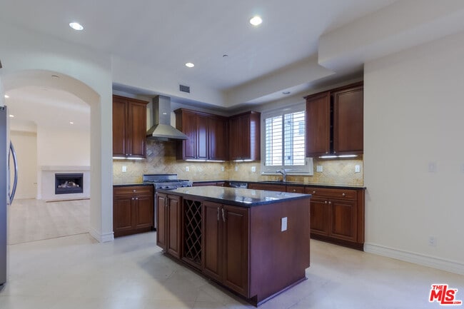 Building Photo - 132 Crescent Dr