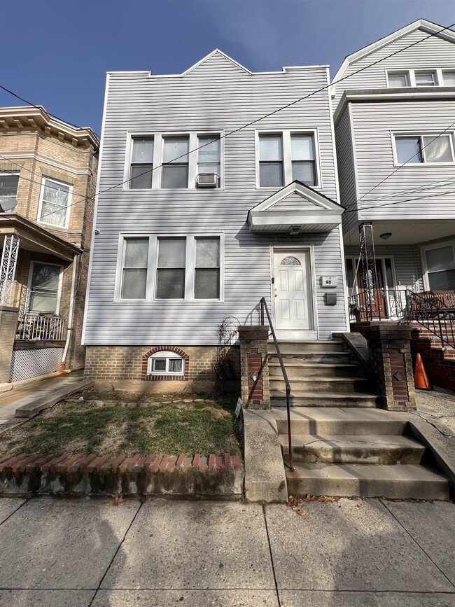 Primary Photo - 96 Bartholdi Ave