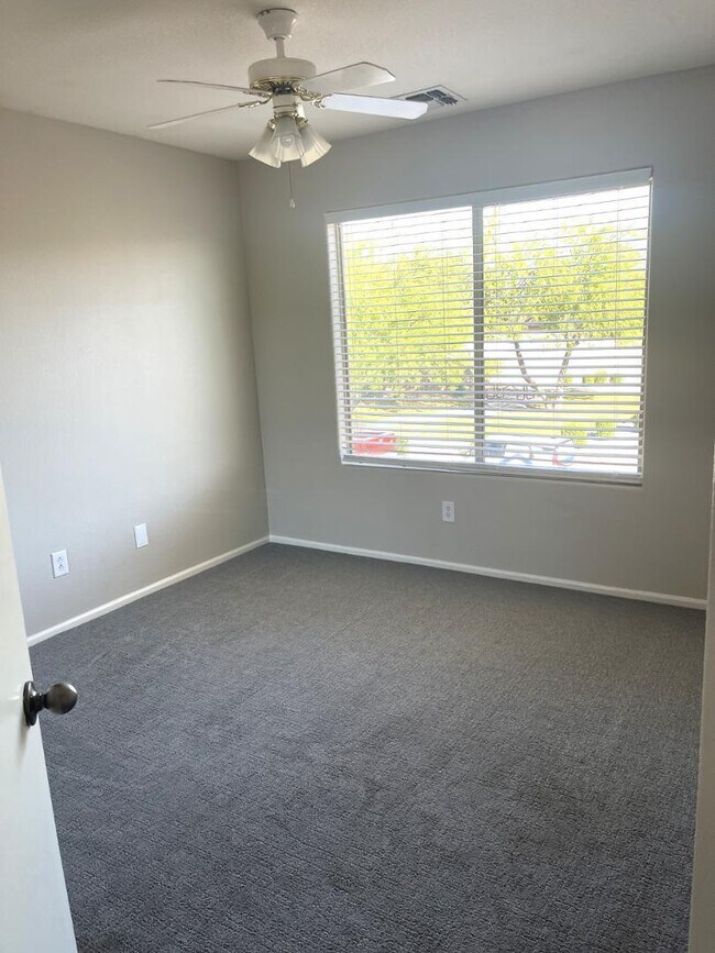 Building Photo - 985 E Saddle Way