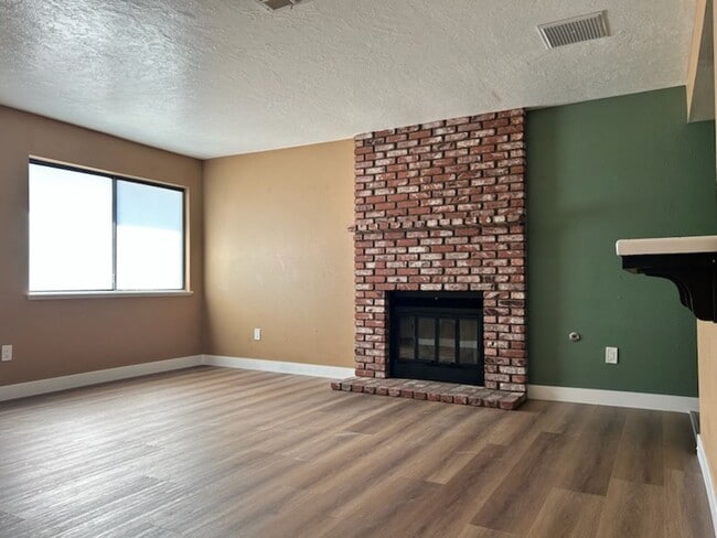 Building Photo - 912 W Graaf Ave