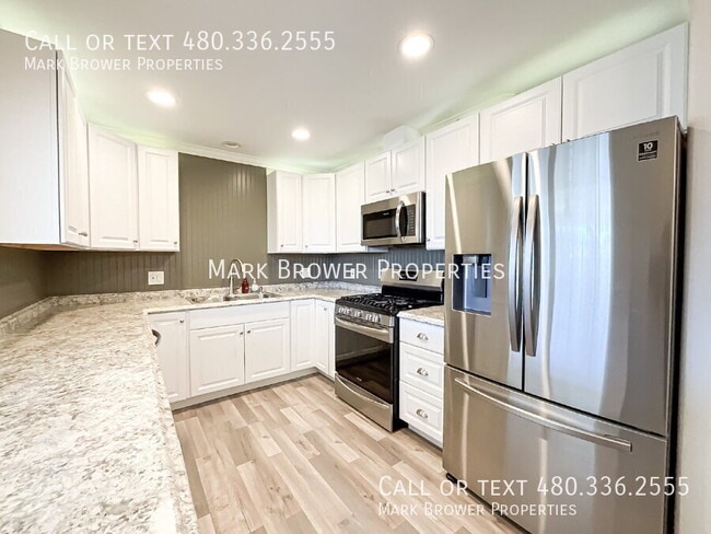 Building Photo - 2241 W Clarendon Ave