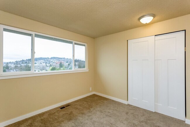 Building Photo - Large 4 Bedroom Edgemoor Home w/ Mother-in-law Suite