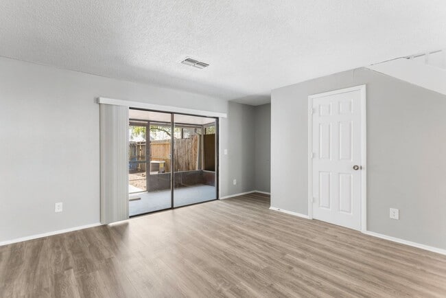 Building Photo - 2bedroom 1.5 Bath Town home ** January Ren...