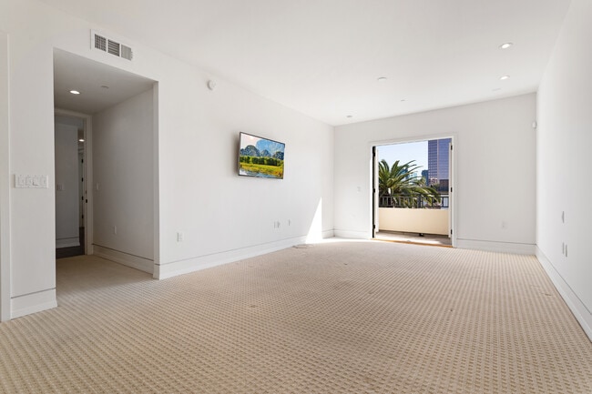 Building Photo - 225 S Hamilton Dr