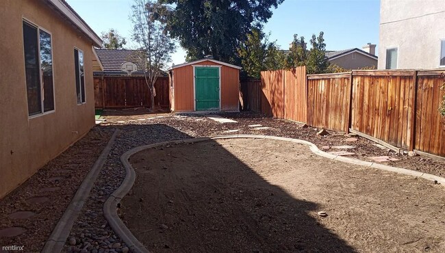 Building Photo - Very nice single story home.