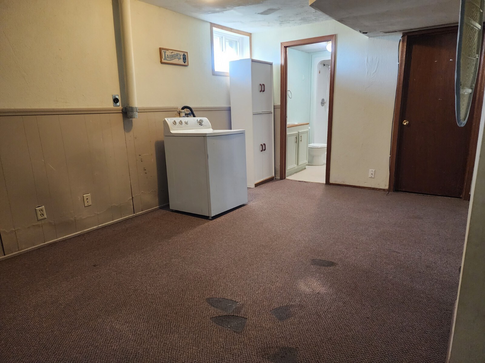 Laundry hookups - 811 W Main St