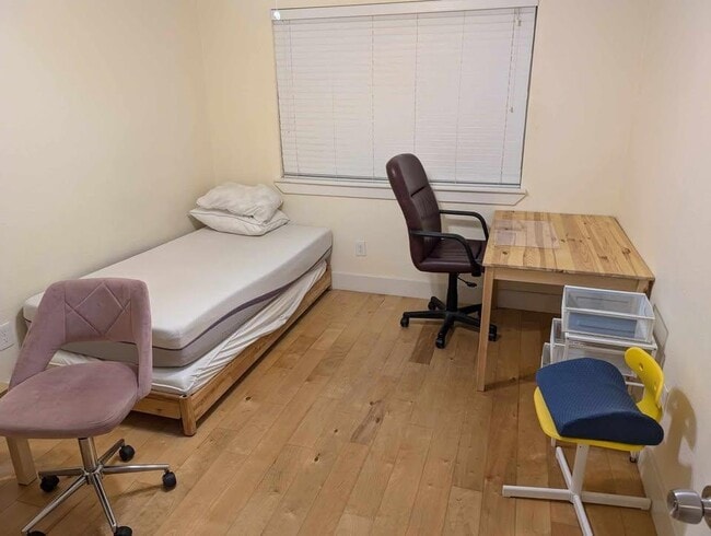 Building Photo - 909 Reinli St